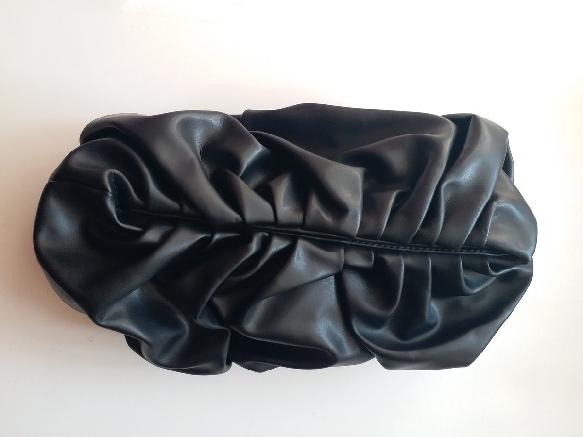 StyleByTendai's tweet photo. PRICED TO GO US$35!

BRAND NEW Boohoo UK black gathered clutch bag, comes with adjustable chain. Available in Harare.

WhatsApp 0774 010 563.

@iMisred @redmarketsunday #redmarketsunday https://t.co/Y4ogUOAzgB