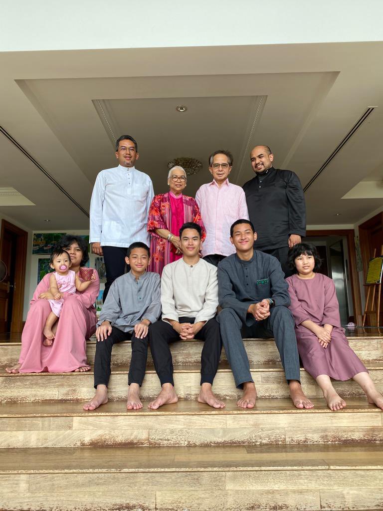 AzrilSarit's tweet photo. Alhamdulillah tahun ni masih berkesempatan beraya bersama Mummy dan Abah yang juga gembira dapat bersama cucu-cucu deme.

Selamat Hari Raya Aidiladha semua. https://t.co/ZnO6OfeZO1