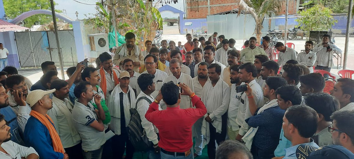 प्रयागराज में मीटर रीडरों द्वारा स्टर्लिंग कम्पनी के खिलाफ मोर्चा खोलते हुए कार्य बहिष्कार शुरू कर दिया गया है। कर्मचारियों का आरोप है कि कम्पनी द्वारा न्युनतम वेतन से कम वेतन दिया जा रहा है,ई पी एफ व ई एस आई के पैसे का घोटाला किया जा रहा है।