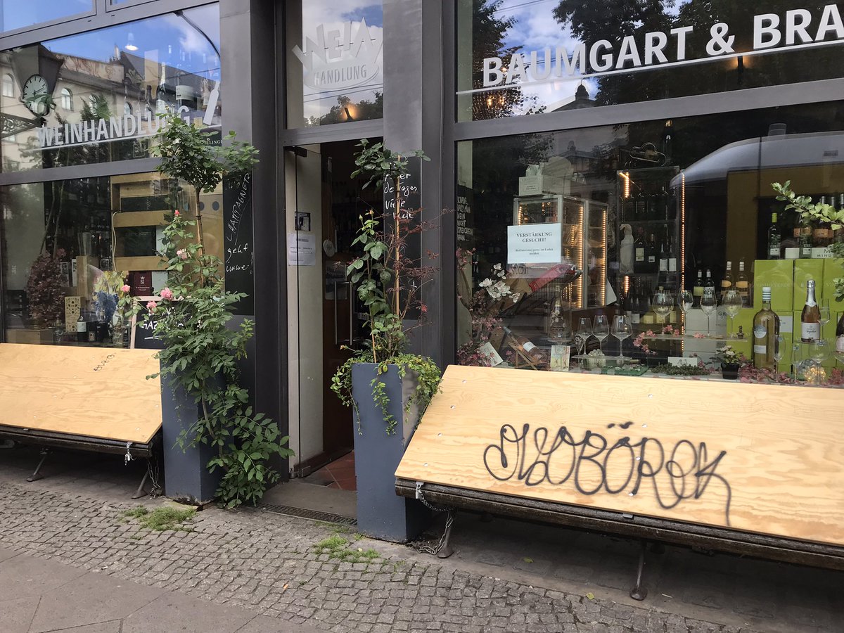 berl2_1n's tweet photo. Der YuppieWeinhändler in der #Invalidenstr der den öffentlichen Radweg für seine Lieferzone hält& den öffentlichen Gehweg als seine Verkaufsfläche nutzt sperrt jetzt die Bänke auf öffentlichem Grund weil die Menschen, die dort sitzen nicht seinen 15€ Wein kaufen & obdachlos sind https://t.co/gEDRsDYM9i