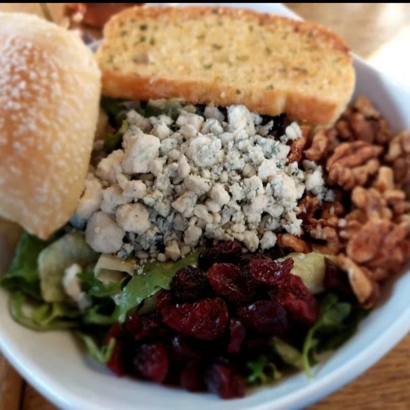 Check out Crispelli's Michigan Salad: house blend lettuce, dried cherries and cranberries, poached apples and pears, bleu cheese, candied walnuts, bacon, sherry vinaigrette. YUM!

Thanks for the photo! #📷 <a href="/jeremymcgarry1/">Jeremy McGarry</a>