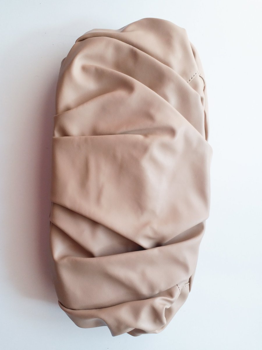 StyleByTendai's tweet photo. PRICED TO GO US$35!

BRAND NEW Asos UK beige gathered clutch bag, comes with magnetic closure buttons. Available in Harare.

WhatsApp 0774 010 563

@iMisred @redmarketsunday #redmarketsunday https://t.co/hksnaYmKqV