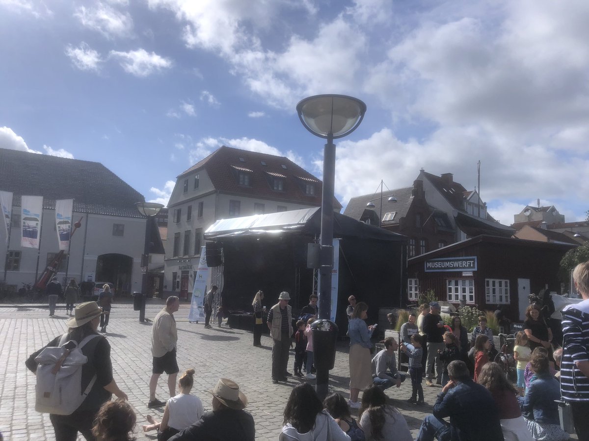 willi_schewski's tweet photo. 3. Tag und Abschluss des #DampfRundum 2022 in #Flensburg #Konzert mit Tom Klose, Sänger, Songwriter, Gitarrist und Pianist, er spielt ruhige Songs in Englisch, stammte aus Flensburg; hier ist es ist heute nicht mehr so stürmisch etwas sonniger https://t.co/76iHSWZfHo