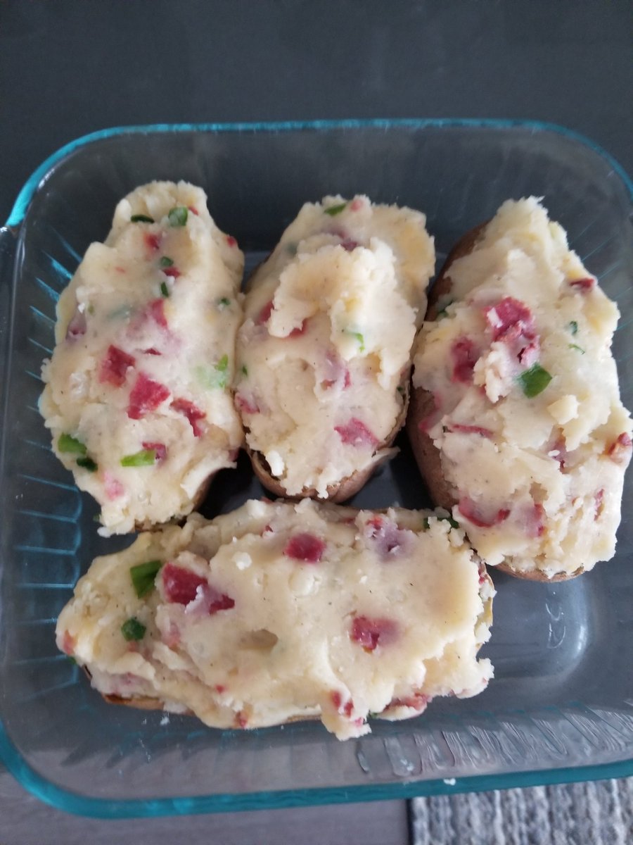 f22_me's tweet photo. Twice baked potatoes stuffed with cheddar cheese, turkey bacon, green onion, and a hint of garlic #chefLuke https://t.co/mcNZd3iDs4