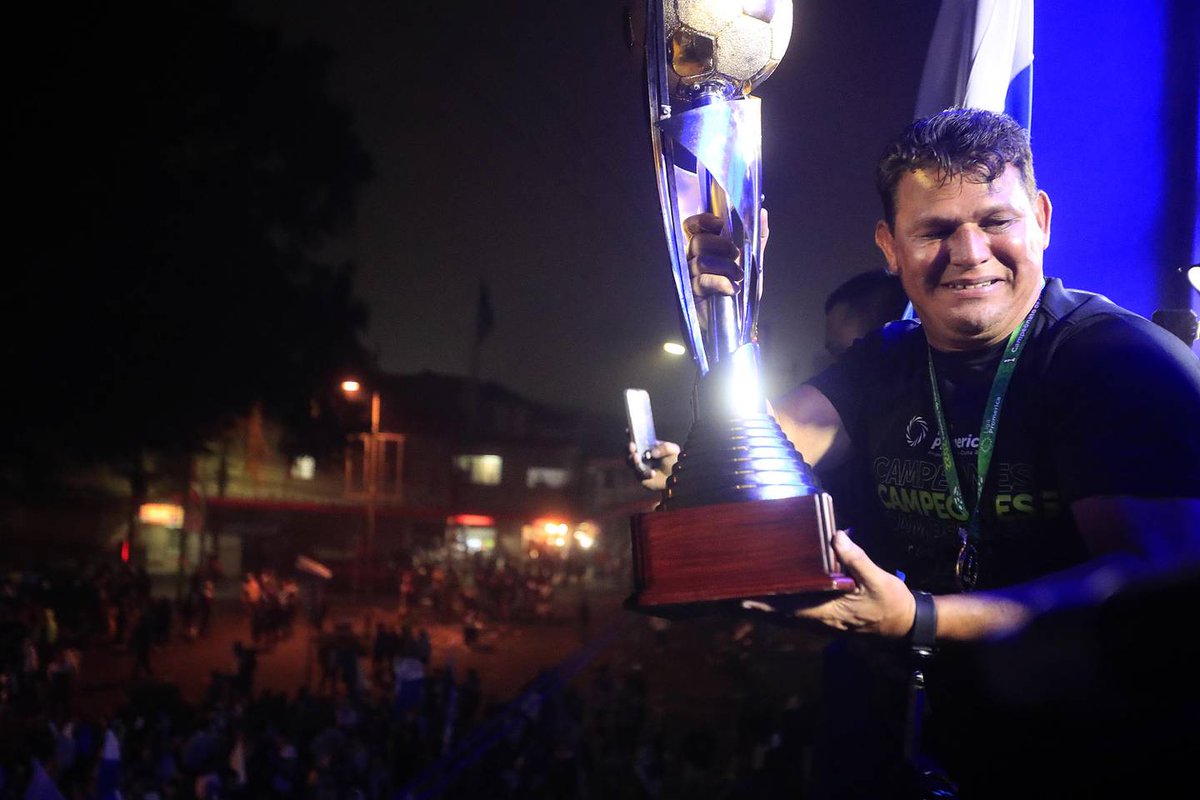 nacion's tweet photo. Géiner Segura: ‘Cartaginés no es grande solo por el título, hay que ver a esta afición para entenderlo’ https://t.co/smnz6jQnXd https://t.co/4ZxwYXGtTq