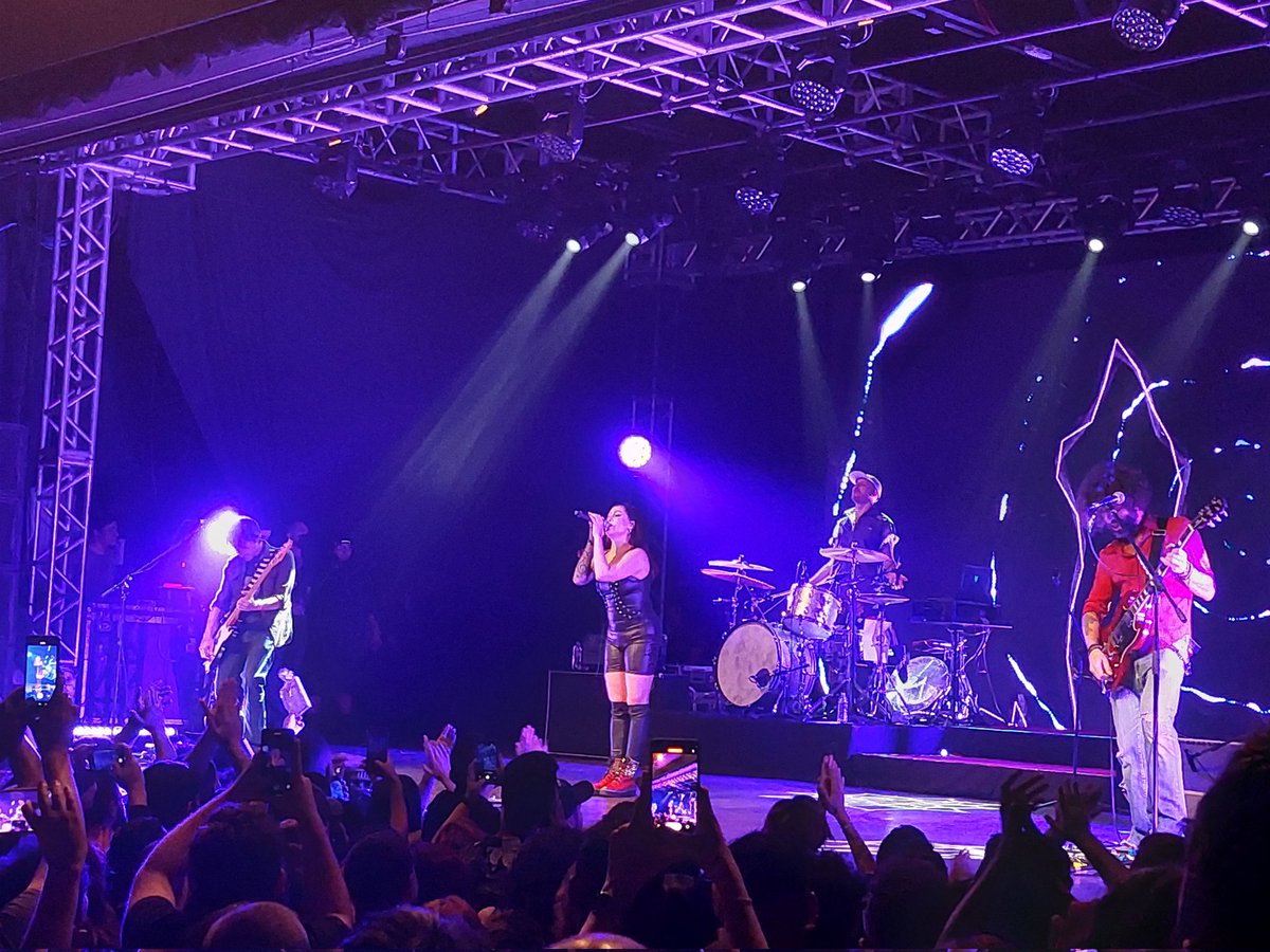 thiaguinho2206's tweet photo. Show da @Pitty ontem foi SURREAL!!! Bom demais sentir toda essa vibe incrível e única de novo ❤️ #Pitty #Casulo https://t.co/efIEyIMbVa