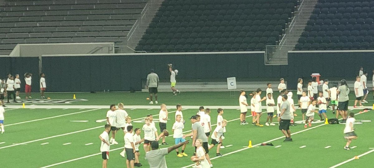 KlanKonsole's tweet photo. Braedyn Greene having an amazing weekend at the Dak Prescott youth camp

@monumentrealtytx
@_4dak
@ProCamps 
#experience https://t.co/MkQB2NKeLz