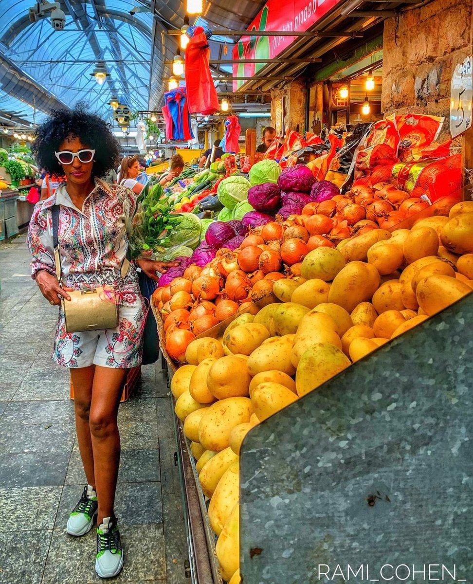سوق الكرمل في تل ابيب مقصد السواح من كل اصقاع العالم تجد فيه خيرة الفواكه والخضروات بل ما