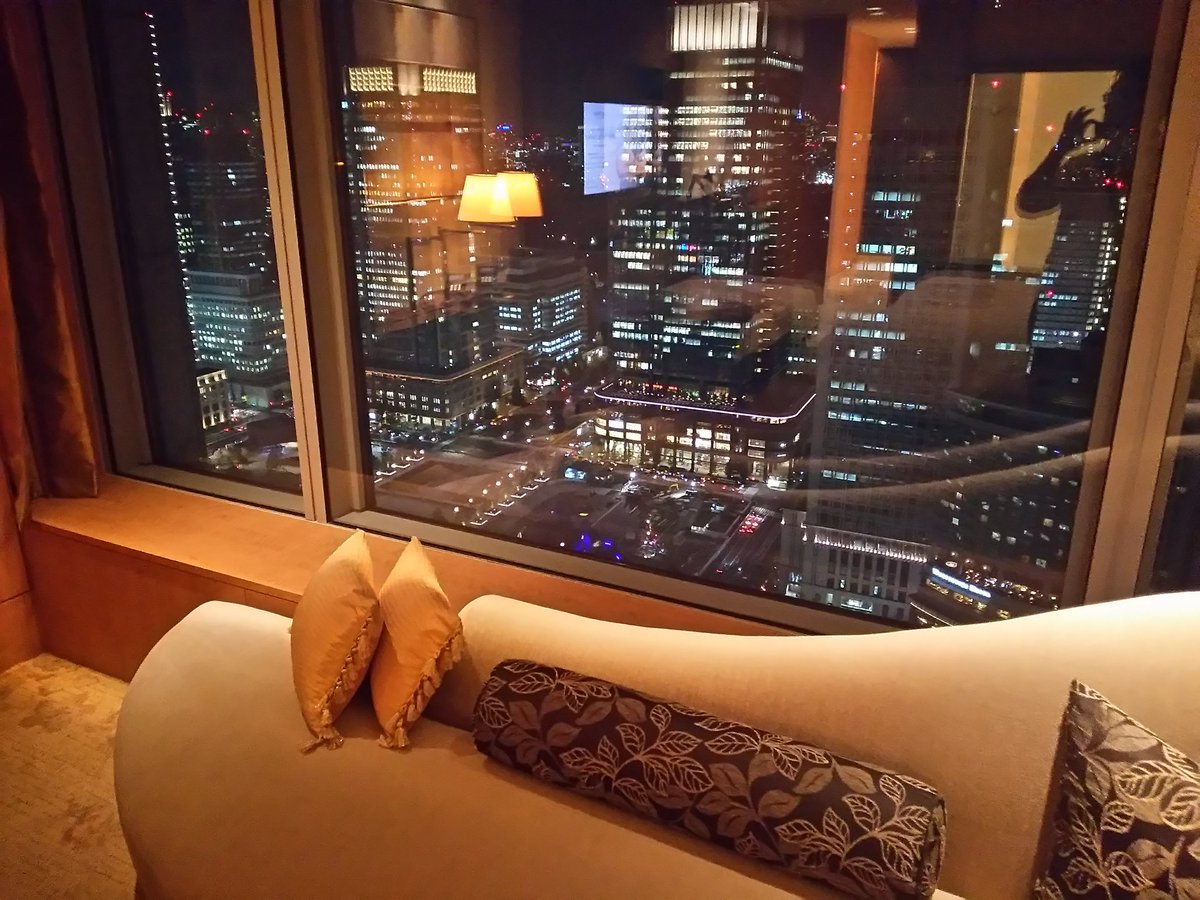 rirakumaro's tweet photo. 理想郷は幻に
・
#The_Shangri_La_Hotel, Tokyo
東京駅直結
#TrustTower 専用入口から
エレベータで28階
外国人客で賑わうロビー
客室は東京駅を眼下に望む場所とは信じ難くなる広大な部屋2つが
内扉で繋がる構造
以上
5年前の7月 姉家族の米国移住前夜の回想
私は宿泊せず
一人下界へ戻りました https://t.co/suJVdg2OKU
