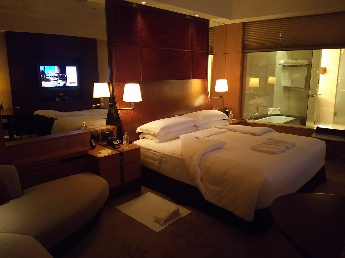 rirakumaro's tweet photo. 理想郷は幻に
・
#The_Shangri_La_Hotel, Tokyo
東京駅直結
#TrustTower 専用入口から
エレベータで28階
外国人客で賑わうロビー
客室は東京駅を眼下に望む場所とは信じ難くなる広大な部屋2つが
内扉で繋がる構造
以上
5年前の7月 姉家族の米国移住前夜の回想
私は宿泊せず
一人下界へ戻りました https://t.co/suJVdg2OKU