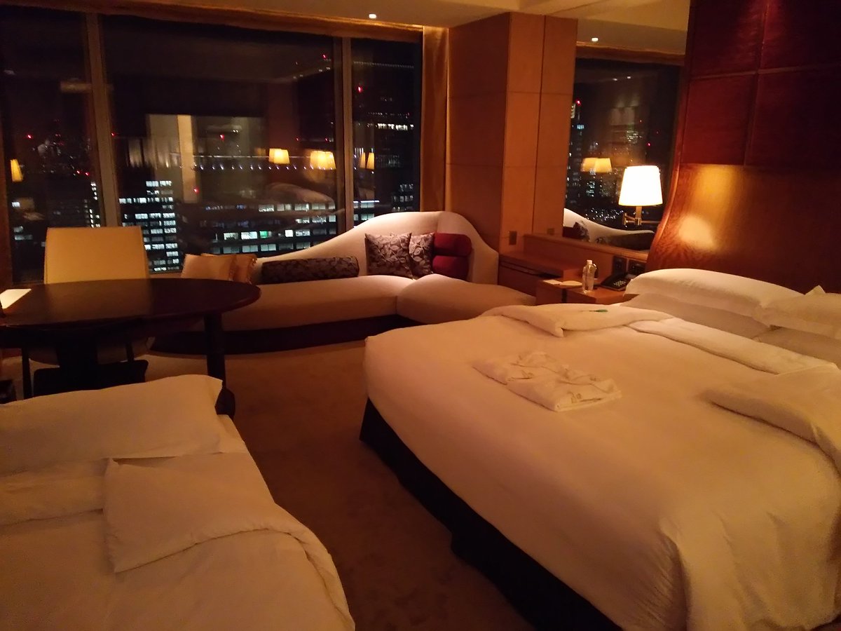rirakumaro's tweet photo. 理想郷は幻に
・
#The_Shangri_La_Hotel, Tokyo
東京駅直結
#TrustTower 専用入口から
エレベータで28階
外国人客で賑わうロビー
客室は東京駅を眼下に望む場所とは信じ難くなる広大な部屋2つが
内扉で繋がる構造
以上
5年前の7月 姉家族の米国移住前夜の回想
私は宿泊せず
一人下界へ戻りました https://t.co/suJVdg2OKU