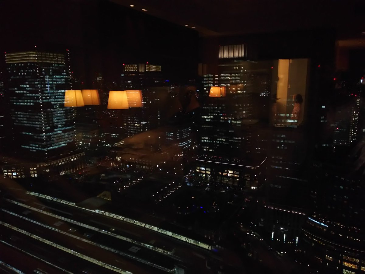 rirakumaro's tweet photo. 理想郷は幻に
・
#The_Shangri_La_Hotel, Tokyo
東京駅直結
#TrustTower 専用入口から
エレベータで28階
外国人客で賑わうロビー
客室は東京駅を眼下に望む場所とは信じ難くなる広大な部屋2つが
内扉で繋がる構造
以上
5年前の7月 姉家族の米国移住前夜の回想
私は宿泊せず
一人下界へ戻りました https://t.co/suJVdg2OKU
