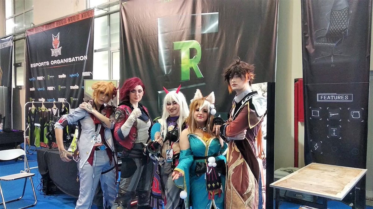 Team_Refuse's tweet photo. We had some unique visitors today in our booth at @gamesfoodfest💪
#Refuse2Lose @Dombai_Europe @funkybuddha2 #summerofgaming #playeatrepeat👊 https://t.co/HvCYEOQ3DU