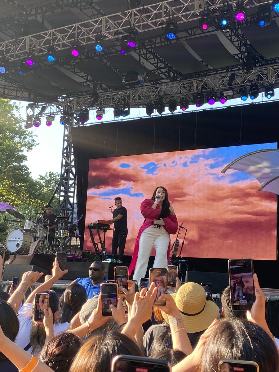 Arenadiaz2's tweet photo. Ayer estuvimos en el concierto de @CarlaMorrisonmx @loveoflesbian y @dannyluxxx  ! 🇲🇽🇪🇸🇲🇽 En el #SummerStage  del #CentralPark ! 

De lujo porder ver a estos artistas en vivo. Fue abierto gratuitamente a todo el público! Y hay más! 👇

https://t.co/fFYb36U7DU https://t.co/aVXKzUK7xa