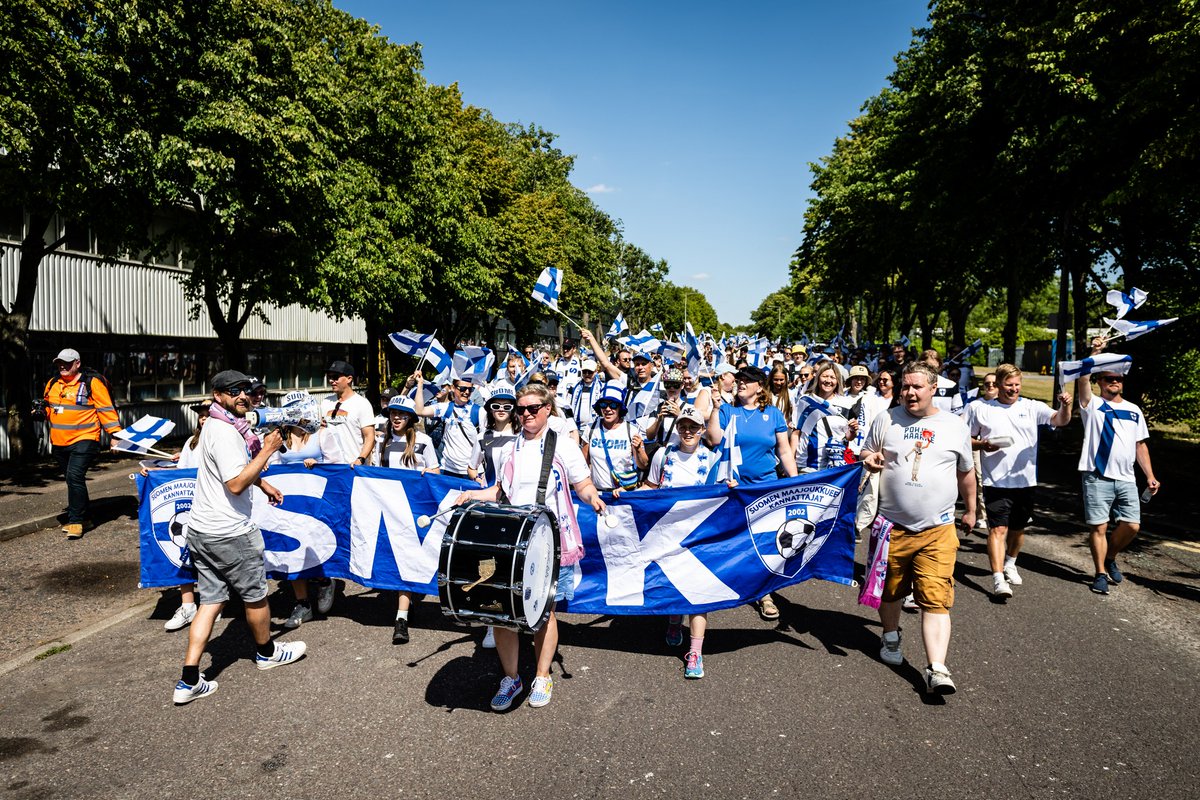 Yksi sana suoraan sydämestä <a href="/HelmaritFI/">Helmarit</a> faneille,
KIITOS! 🇫🇮🫶

Absolutely stunning to see so many fans, friends and families supporting us 🤍💙

📸:<a href="/r1kuexposures/">Riku Laukkanen</a>