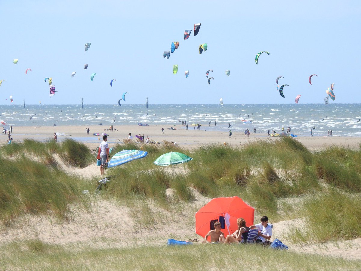 paz_olivier's tweet photo. Juste ce qu’il faut comme vent pour le plus grand bonheur de centaines de kitesurfeurs @KiteRevolution , toutes nos corbeilles de plage louées… Pas de doute, la saison est là. @MervilleFrPlage capitale du #kitesur https://t.co/D4m7quYkM3