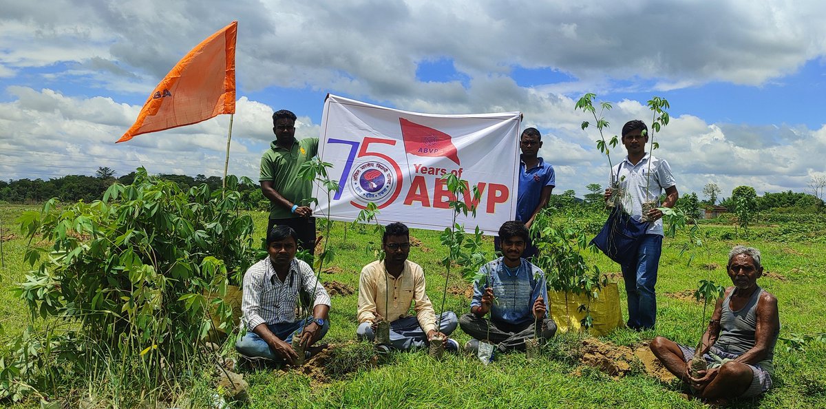 UtpalBrmn's tweet photo. अखिल भारतीय विद्यार्थी परिषद (ABVP) के अमृत महोत्सव के अवसर पर दक्षिणबंग प्रांत की झालदा नगर शाखा द्वारा 275 वृक्षारोपण कार्यक्रम किए गए।
#75YEARSOfABVP
#ABVPPurulia
@ABVPAssam
@iGovindaNayak https://t.co/LvwTYCcl7w