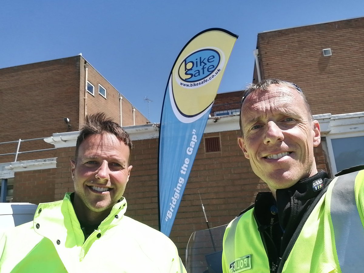 Great to have Firefighter #Richardpoole along with us today from West Sussex Fire &amp; Rescue, to promote their scheme called #Bikerdown.
Get yourself on a FREE course so you know what to do in a motorcycle emergency. <a href="/wsfrs999/">West Sussex Fire</a>
<a href="/BikeSafeUK/">BikeSafe UK</a>
@SussexRoadsPol