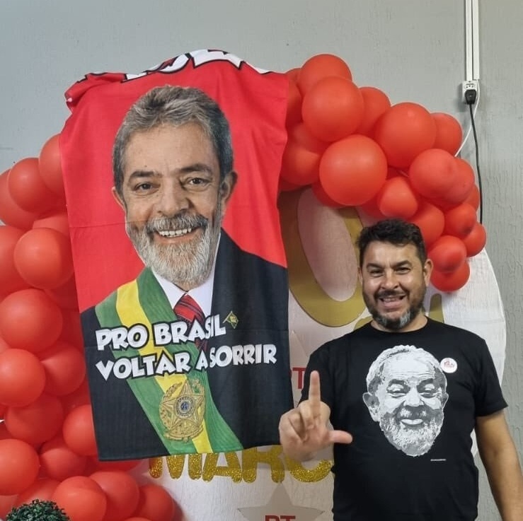 UOLNoticias's tweet photo. Bolsonarista invade festa, mata aniversariante petista e também é morto no Paraná 👉https://t.co/eKAs4l86Tr https://t.co/7bWfhmlZfx