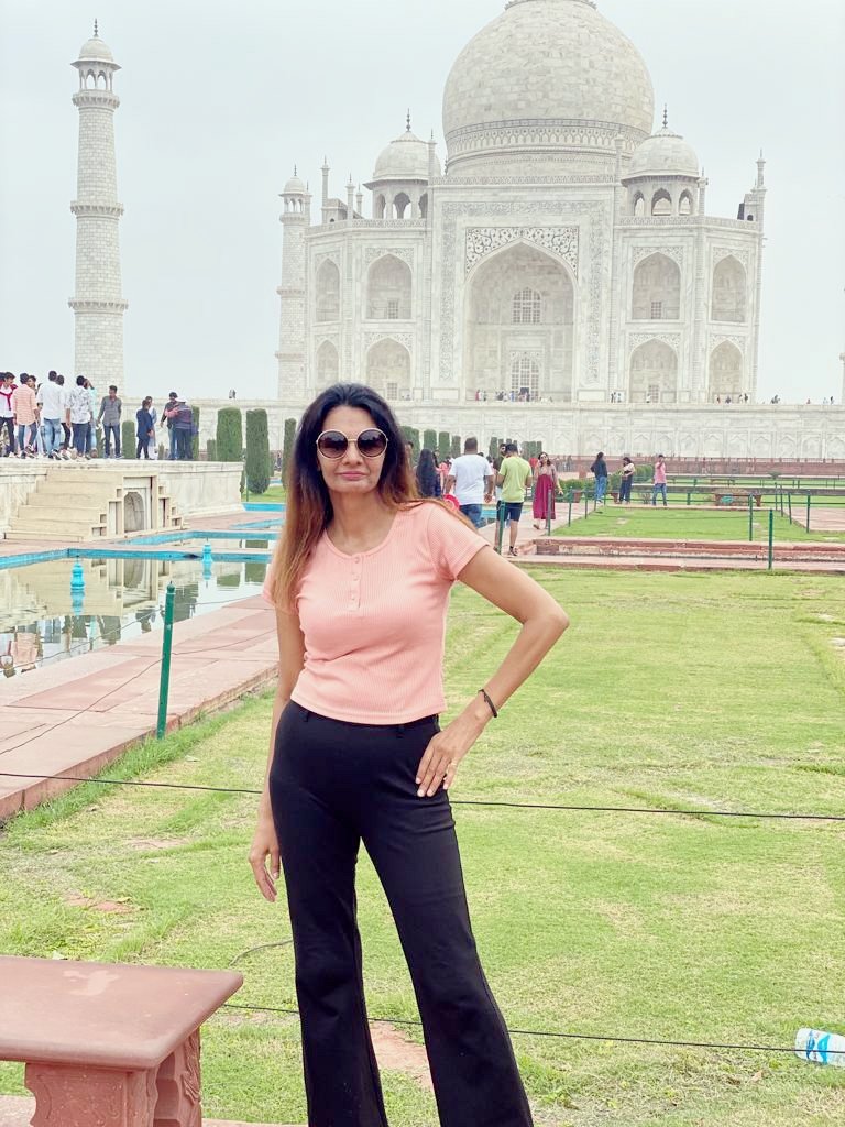 सदैव अकेले खड़े होने का, साहस किजिए,
दुनिया ज्ञान देती, साथ नहीं...
 एक रास्ता है, जिंदगी, थम  गऐ तो कुछ नहीं,.... ज़िन्दगी " ऐ "जिंदगी "
