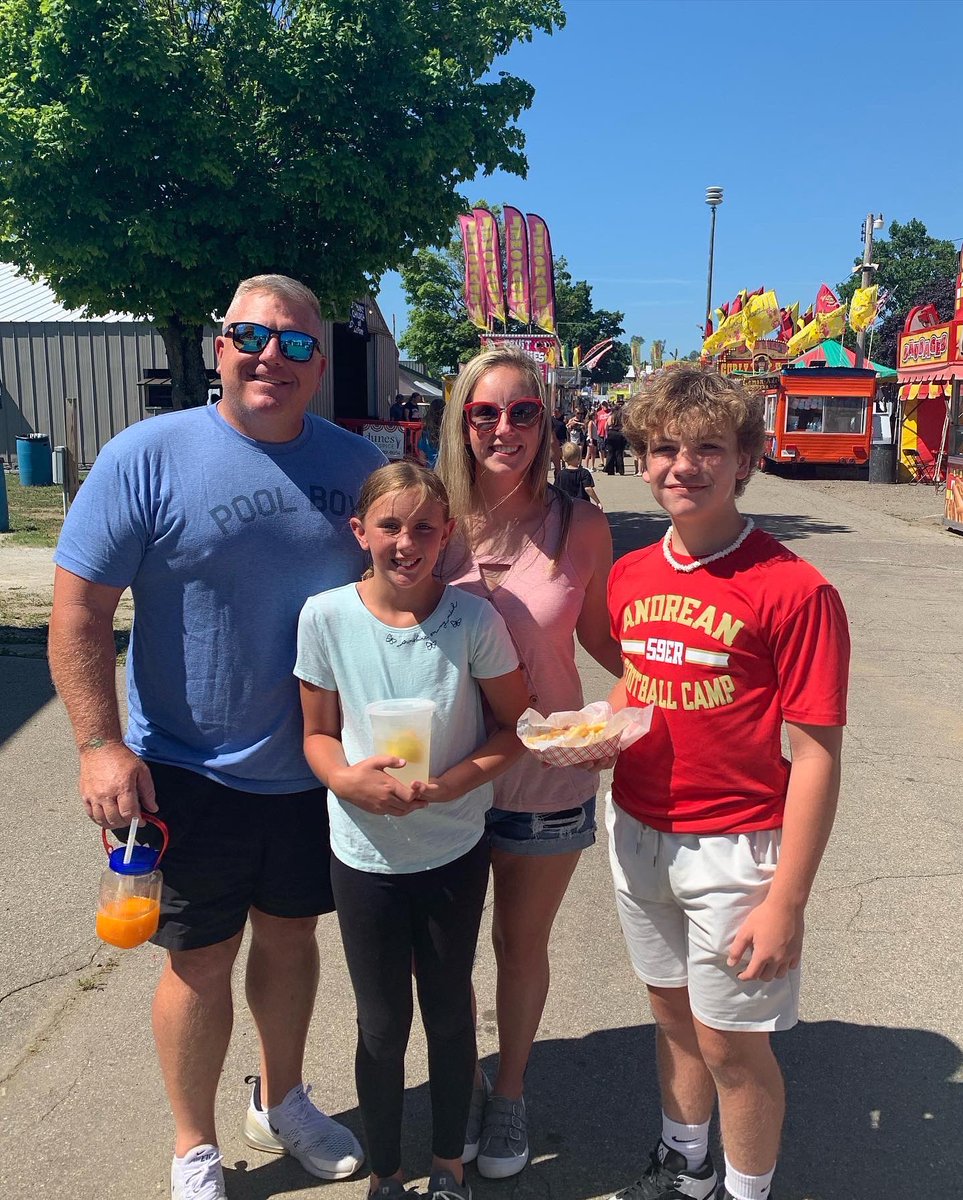 WIMSRADIO's tweet photo. Always a good time at the LaPorte County Fair! Shoutout to our sponsors @NIPSCO and Arnett Construction &amp; Roofing @dwarnett77. Visit https://t.co/Vzy3eJUUV4 for more info ☀️🎡🎟🚜 #WIMS #WHFB #locaradio #NWI #swmichigan https://t.co/dgbA8sP0Jr