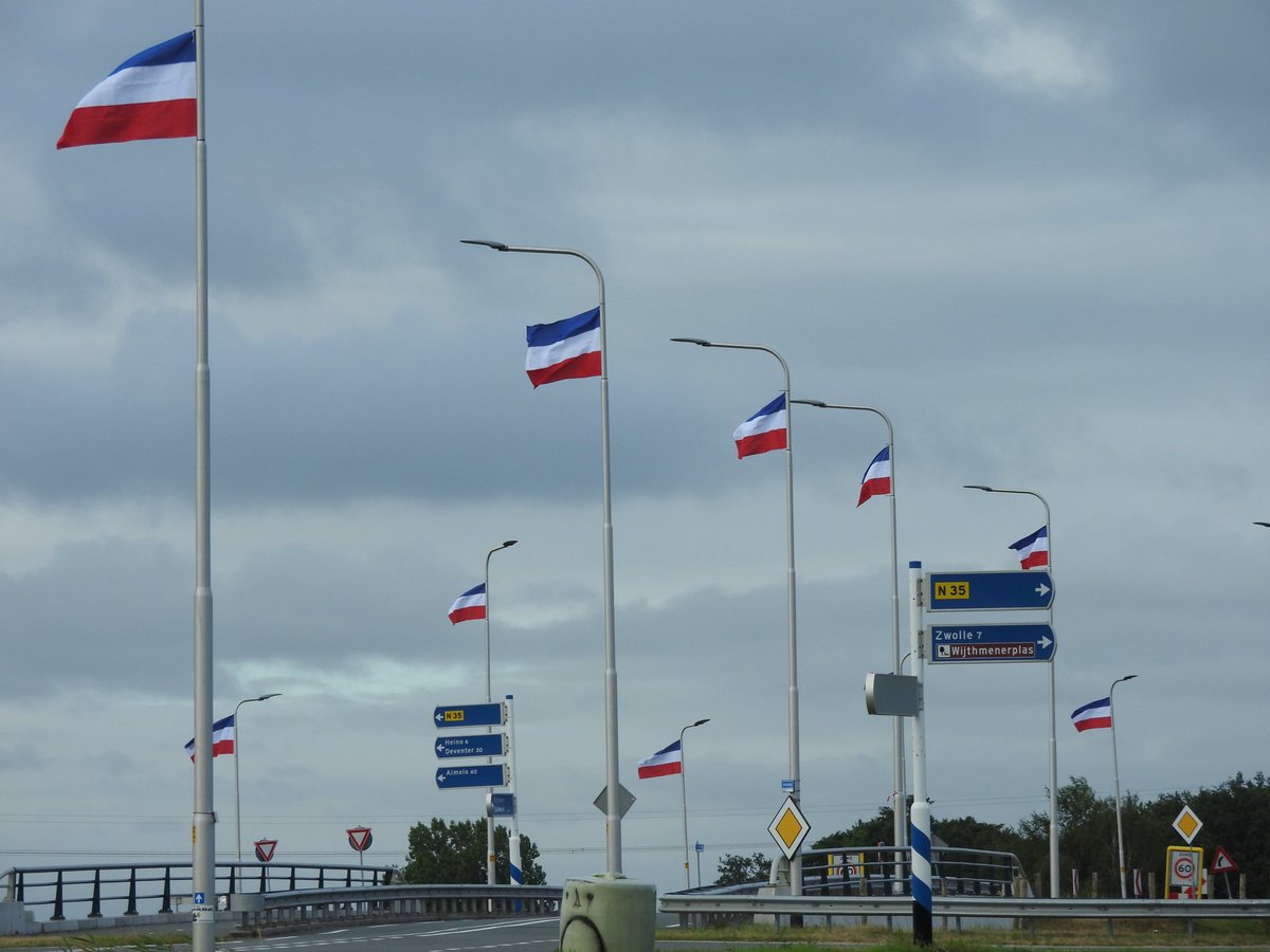 boomeik's tweet image. Respectloos omgaan met onze onze nationale driekleur doet me pijn aan de ogen. 
Op allerlei plekken in Overijssel zijn vannacht omgekeerde vlaggen hoog in lantaarnpalen gehangen. Wat een treurnis.