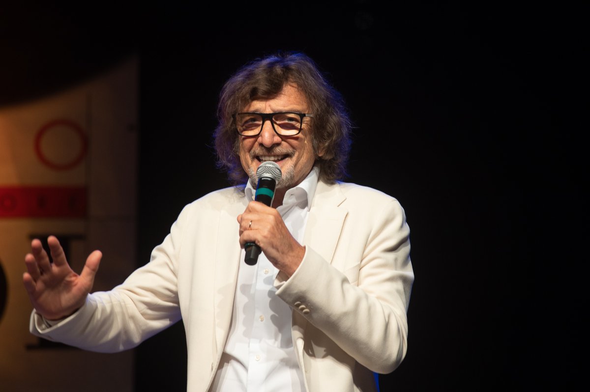 LifeInFestival's tweet photo. @PremioBindi 2022 @massimocotto intervista @CloCecchetto  a Santa Margherita Ligure Premio alla Cariera #liguria #musica #premi https://t.co/3YPM9HwMAN