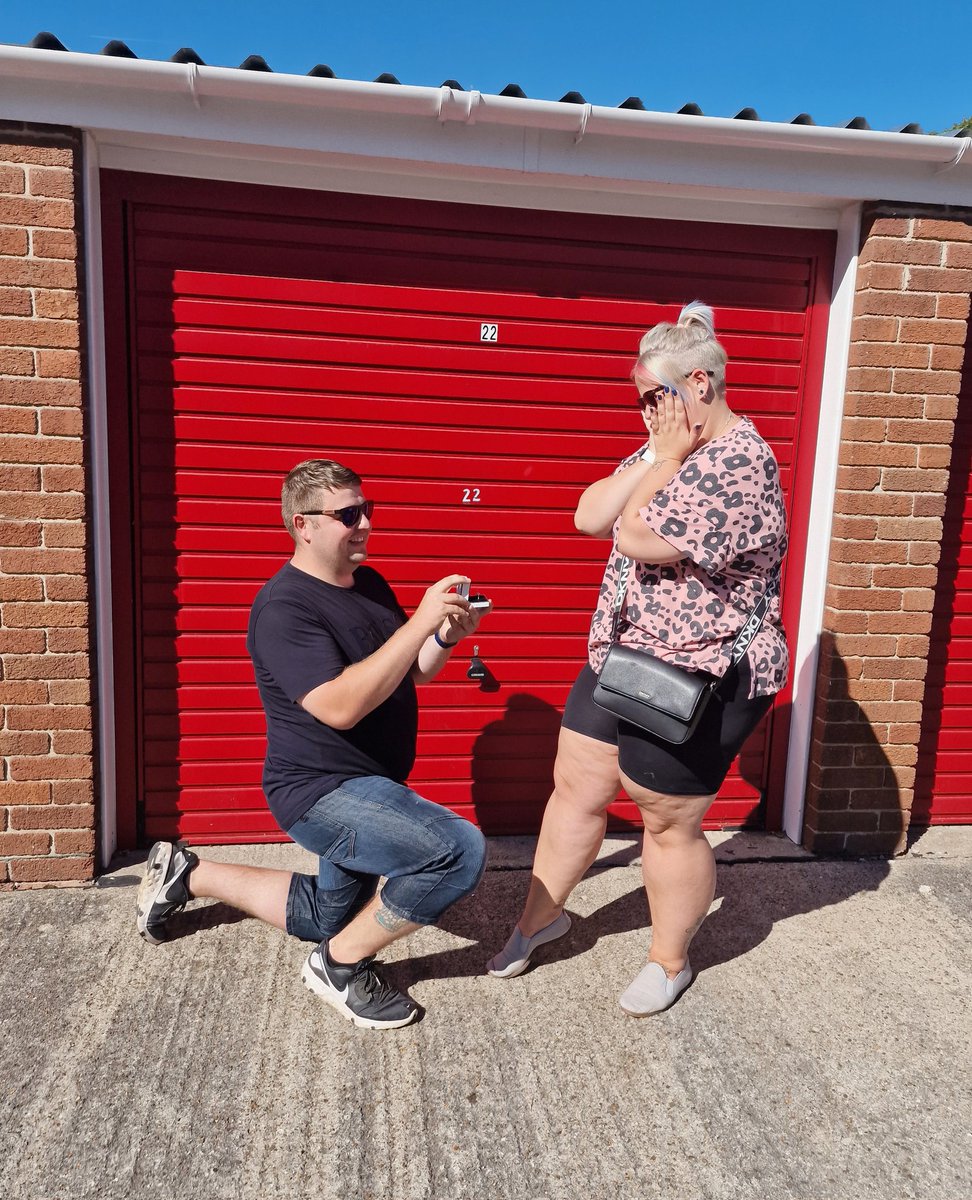 Leahdawn1996's tweet photo. W̶i̶t̶h̶e̶y̶ ❌️..... 𝙰𝚛𝚖𝚜 ✅️
Well Id of been a plonker to say no especially infront of del boys famous garage 💜 💍 💙 @armsy91
#imengaged https://t.co/5rzh4vcwPa