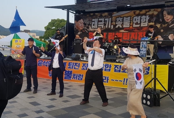 CMA518's tweet image. 광주시민들이 주최하고 참여한 시위 아닙니다. 변희재, 최대집, 김용민 세력들이 뭉쳐 이러고 논 거예요. 

실제 광주시민들이 조직했다면 진짜 일이 벌어지고 있다는 것인데, 이건 오죽하면 관련해서 기사를 낸 것이 '미디어워치'밖에 없다는 것만 봐도...