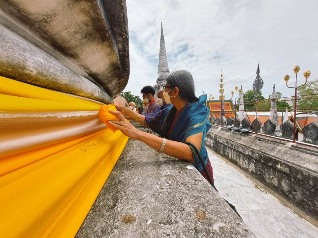 suchitra_durai's tweet photo. Blessed as a layperson to drape sacred cloth around chedi or stupa of #WatMahathat of #NakhonSiThammarat. This singular honour was bestowed by Abbot Most Ven Thepvinayagorn, who recalled fondly his time in @IITBHU_Varanasi, where he studied M.A. https://t.co/W9V8yEa9X5