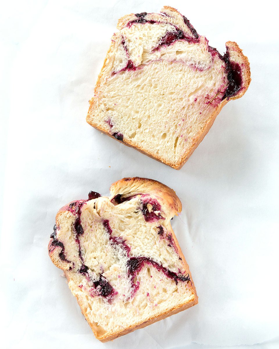 Blaubeer Babka mit extra schöner Krume, elegantem Swirl und dem saftigsten Hefeteig everrr. 😍 

Wichtig bei diesem Rezept: Gönne Deinem Hefeteig Zeit. 🕑 Er wird echt nicht besser, wenn Du die Gehzeit künstlich im Ofen verkürzt. Mit Vorteig, ausreichend Ruhezeit und weni