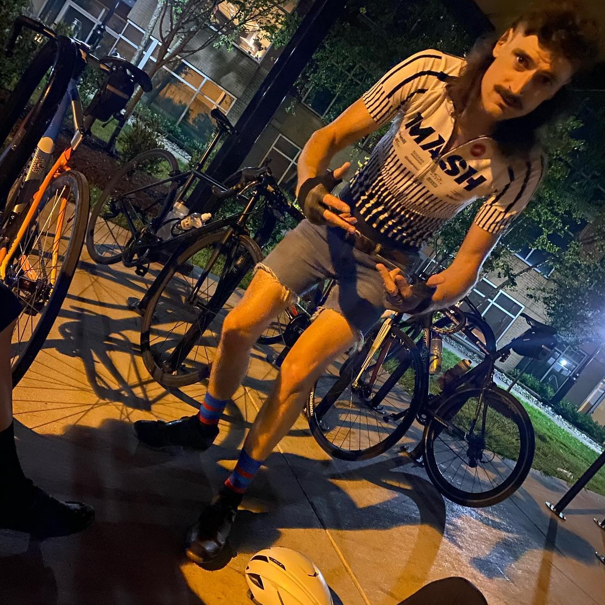 bk_fixedgear's tweet photo. Cyclists at night should wear white and bright. 🤔Thoughts? Rate this 1-10 in the comments. Tag a friend who should see this! Follow @outsidersdeafcyclist for more. Thanks for the Tag! 🤝 #fixie https://t.co/qKTSZtvY5X