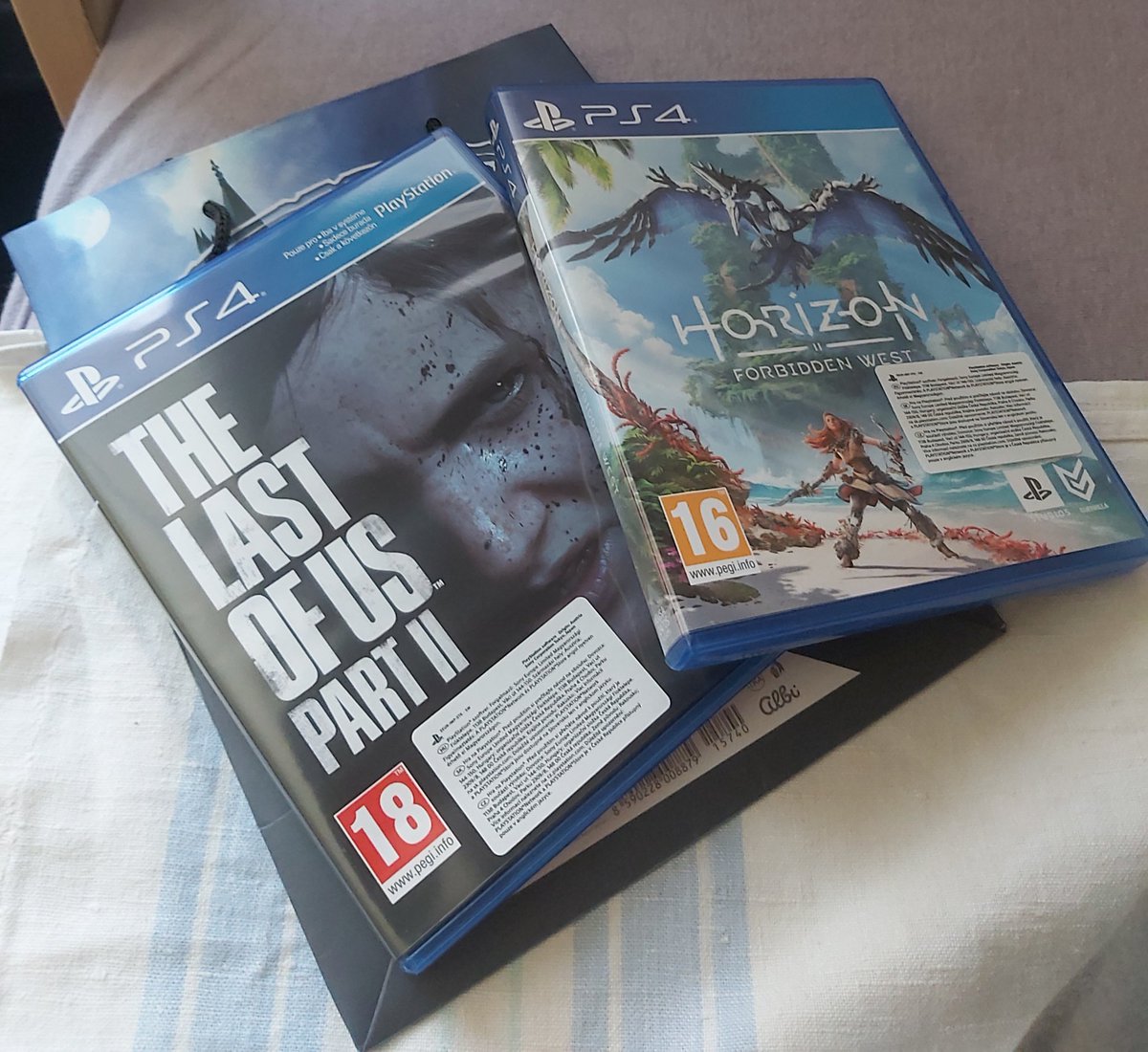 atikin01's tweet photo. What a combo #birthday surprise 🤩 Let's go 🤟😎  #birthdaygift Can't wait to dig in into the gameplay of both of these 💙 @Guerrilla @Naughty_Dog #HorizonForbiddenWest #Aloy #TheLastOfUsPart2 #TLOU2 #gaming #PS4Pro #gamergirl #gameday #PS4 https://t.co/gQwbsRd5kW