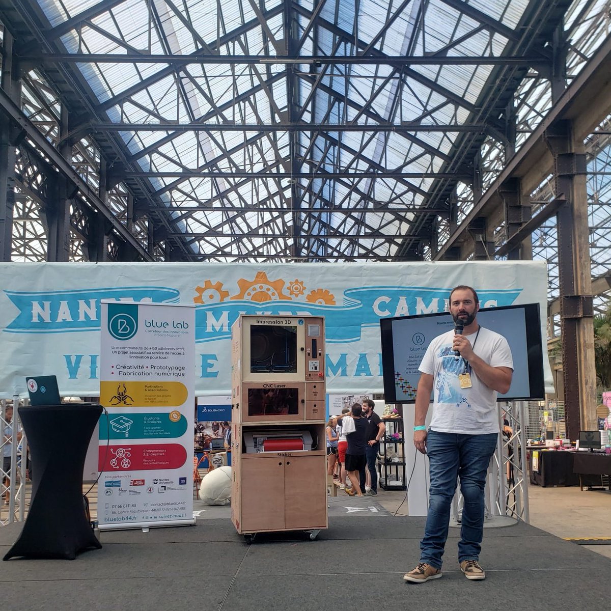 BlueLab44's tweet photo. Et voilà, cette belle édition #NMC22 touche à sa fin avec la présentation du projet #MiniLab qui sera bientôt implanté dans les maisons de quartier de @VilleStNazaire. On se retrouve l'année prochaine merci @Makemefamily @lesMachinesNtes https://t.co/IgUx4OFqRM