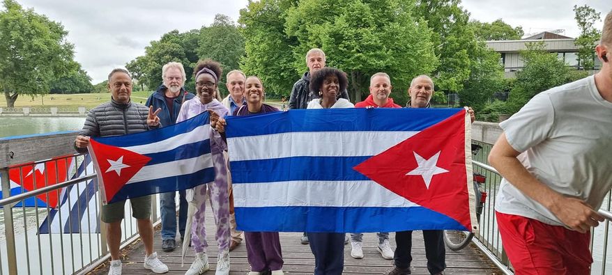 siempreconcuba's tweet photo. Desde Ciudad Bonn en Alemania, los amigos de Cuba apoyando al pueblo cubano siempre en todas las circunstancias. 
#CubaPorLaPaz https://t.co/ic5J3rAuho