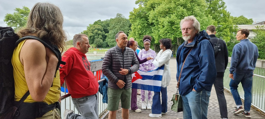 siempreconcuba's tweet photo. Desde Ciudad Bonn en Alemania, los amigos de Cuba apoyando al pueblo cubano siempre en todas las circunstancias. 
#CubaPorLaPaz https://t.co/ic5J3rAuho