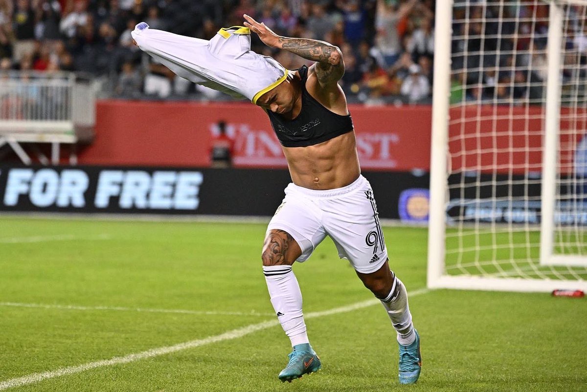 CuchoHernandez's tweet photo. 💛🖤 https://t.co/D0PiA29V7Z