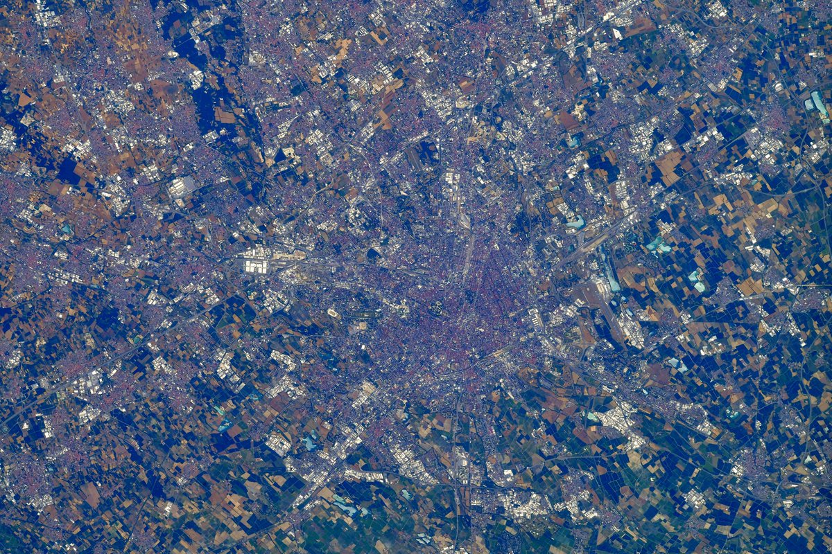 Hello Milan, my birthplace! Same city – different colors. With my eyes I can only see the red of the rooftops, the thermal image from the ECOSTRESS instrument on the <a href="/Space_Station/">International Space Station</a> is a lot redder… and it shows how green spaces can help keep the city cool! #MissionMinerva