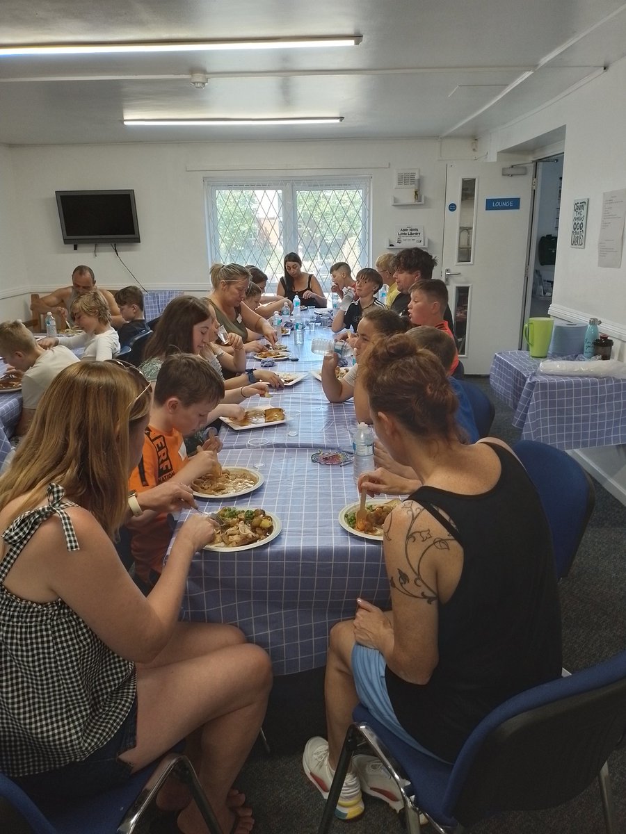 KisP_2020's tweet photo. Day 2 at Summer haf, Sunday dinner, bingo, scavenger hunt, arts and crafts #LeicsHolidaysTogether #HAF22 #sundaydinner #healthyfood #safefuninthesun https://t.co/3vbJVFRQPT