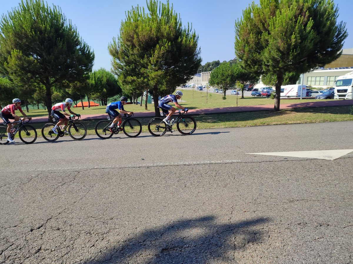 directvelo's tweet photo. 4 coureurs sont en tête de course à la cloche ! Il s'agit de : Engelhardt (Allemagne), Fetter (Hongrie), M. Vacek (R. Tchèque) et De Pretto (Italie). Le peloton est 30" derrière, emmené par Baudin. #Anadia2022 #EuroRoad22

📷 Nicolas Berriegts - DirectVelo https://t.co/v8F5wo8xfI