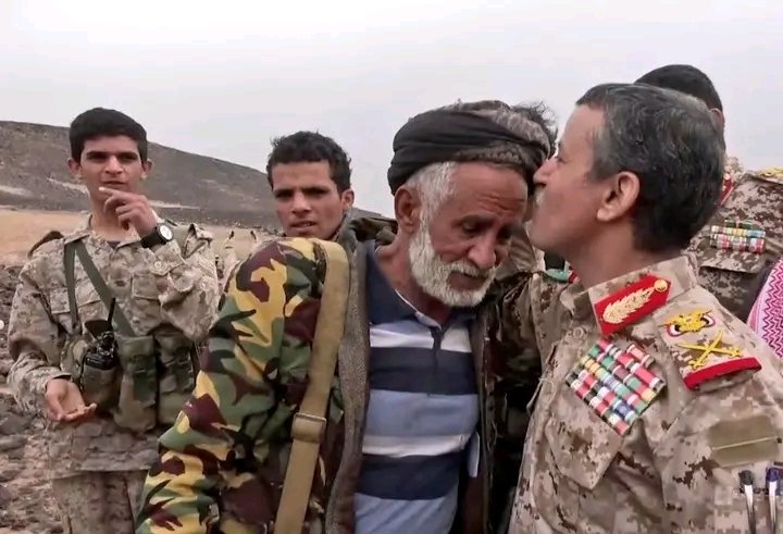 اللواء الركن محمد العاطفي وزير الدفاع اليمني:
يُقبل جبين مجاهد كبير في السن في خطوط القتال الأمامية في جبهة صرواح.