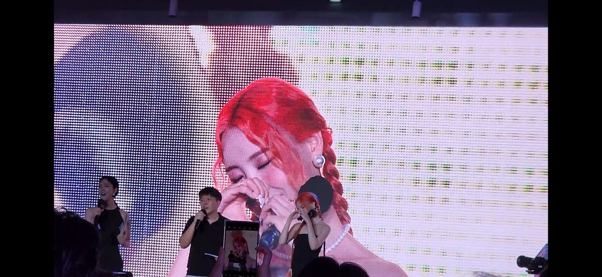 PF41791983's tweet photo. 홀더들의 열기만큼이나 뜨겁고 설렌 선미야 홀더 파티!!! 인생 첫 홀더 파티였는데 선미 님도 뵙고, 공연도 정말 제대로 즐기고 왔다. 앞으로가 더욱 기대된다 :)
What a amazing Sunmiya Holder Party!!! Looking forward to more in the future :)
#SunmiyaClub #MIYA #Sikirio https://t.co/DNaqiAIHed