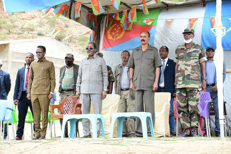 HarunMaruf's tweet photo. BREAKING: First official pictures of Somali soldiers who completed training in Eritrea meeting with president @HassanSMohamud. Photos by @hawelti https://t.co/w2c3XoAnyK