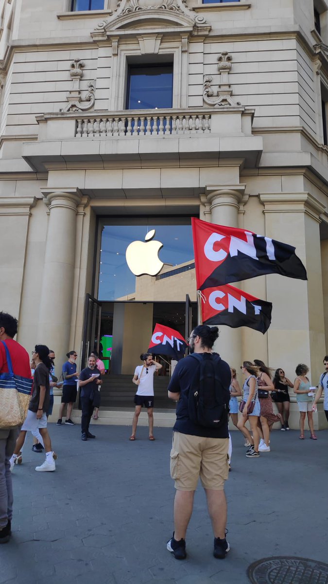 Hoy venimos a reclamar la no apertura en Domingos y festivos, ya que nos impide la conciliación familiar, la compañía abre estos días tan solo por una cuestión de imagen, contribuyendo solamente a la degradación de las condiciones laborales.