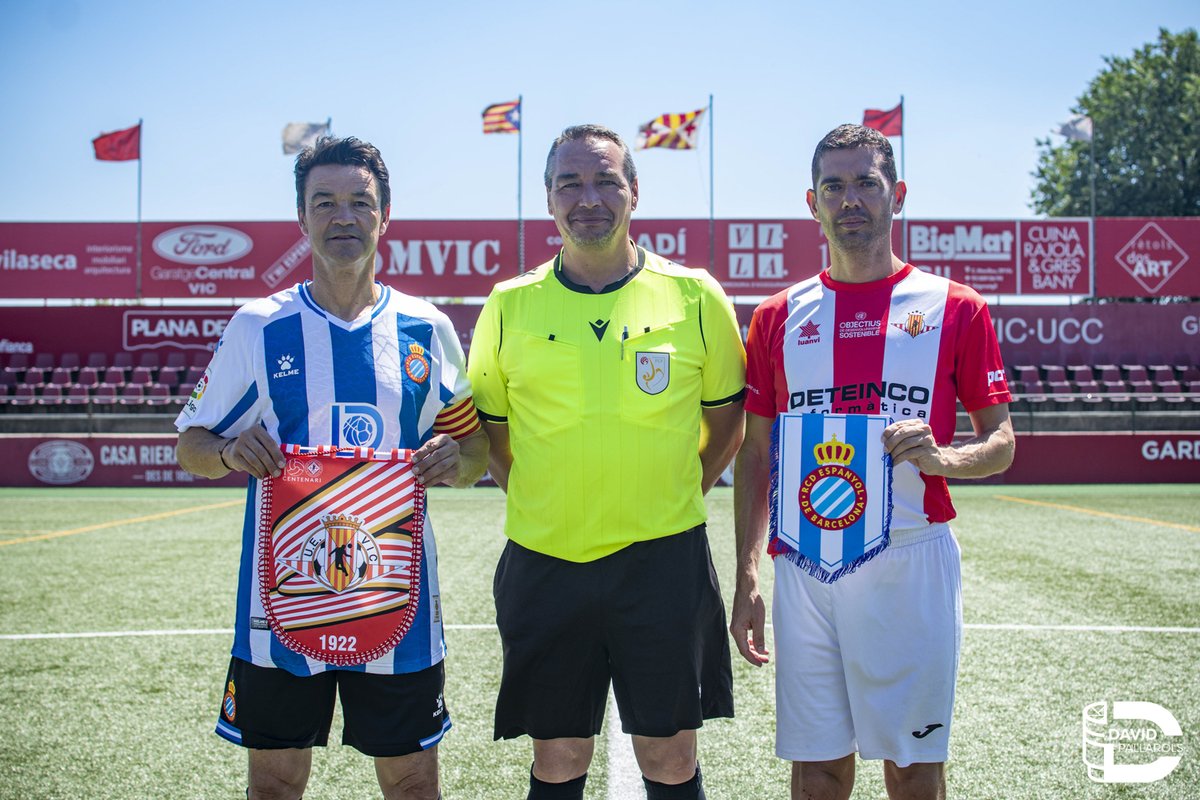 UEVic_'s tweet photo. ⚽️ L'estadi Hipòlit Planàs 🏟 ha acollit aquesta matinal el partit (2-2) de veterans entre la UE Vic i el #RCDE ⚪️🔵 amb motiu del Centenari del club ausetà 💯

#SomUEVic 🔴⚪
#UEVic #futbolcat 

📷 @davidpallarols https://t.co/0QJtHlPe41