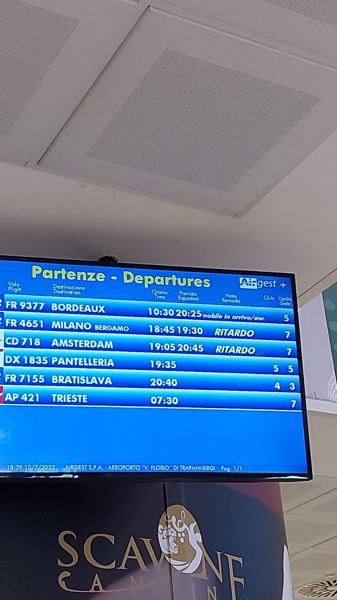 MatesanzInigo's tweet photo. Al puro estilo @Ryanair...

10 horas de retraso en un vuelo. Menuda vergüenza. https://t.co/iXbEQIZqFJ