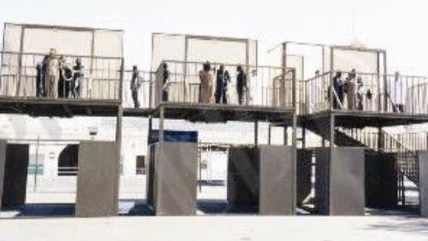 ردوا مشانق قصر نايف
وعلى الخطا حمّر العينين

خل العمى بالحزم شايف
وأمن البلد مايجي باللين 

 #صقر_نايف_المطيري 
#من_غابت_مشانق_نايف اكثرت الجرائم