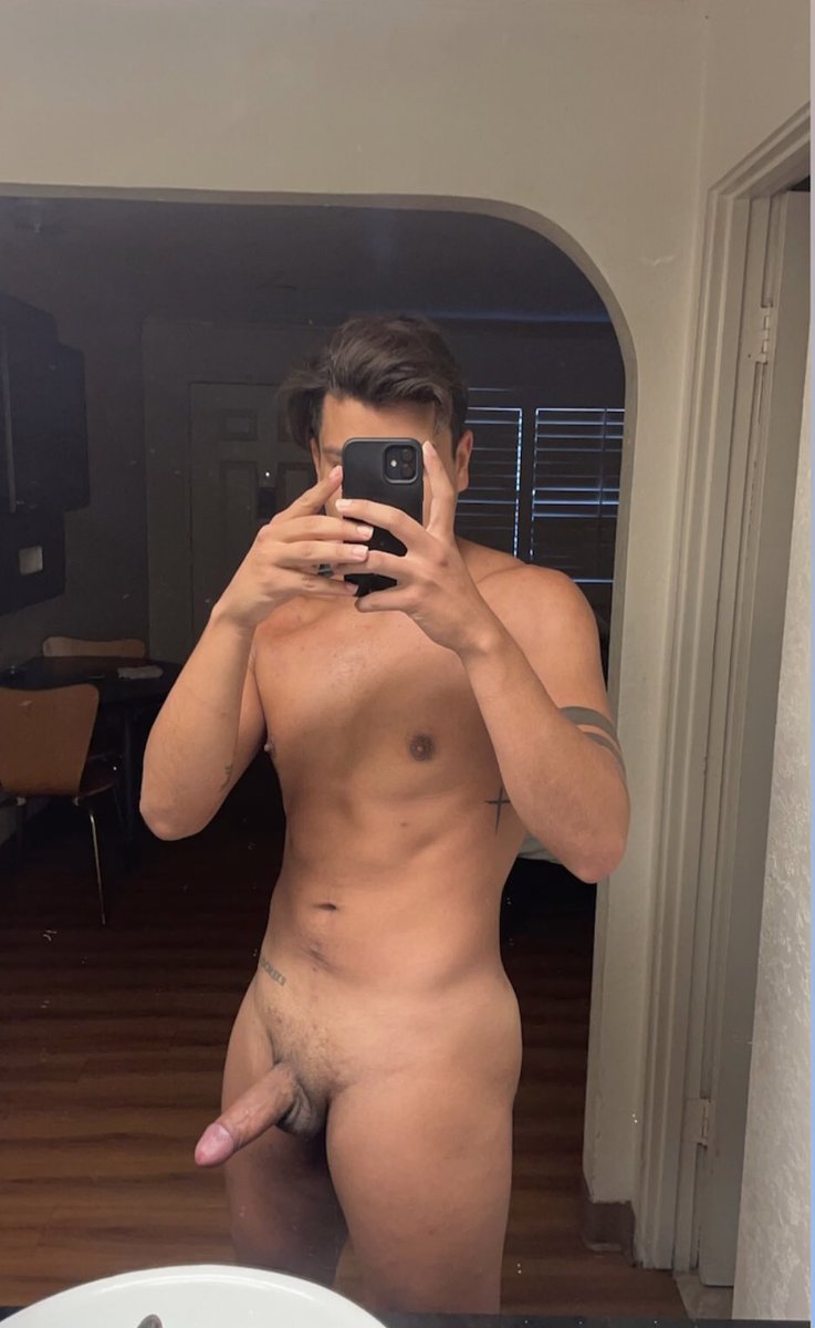 I mean…. Bottoms have diicks too just different sizes (my 8”) 😌😌 #latino #gay #gaymen #tattoo #bigd #bigdickguy #mexicano #gaylatino #workout #LGBTQ