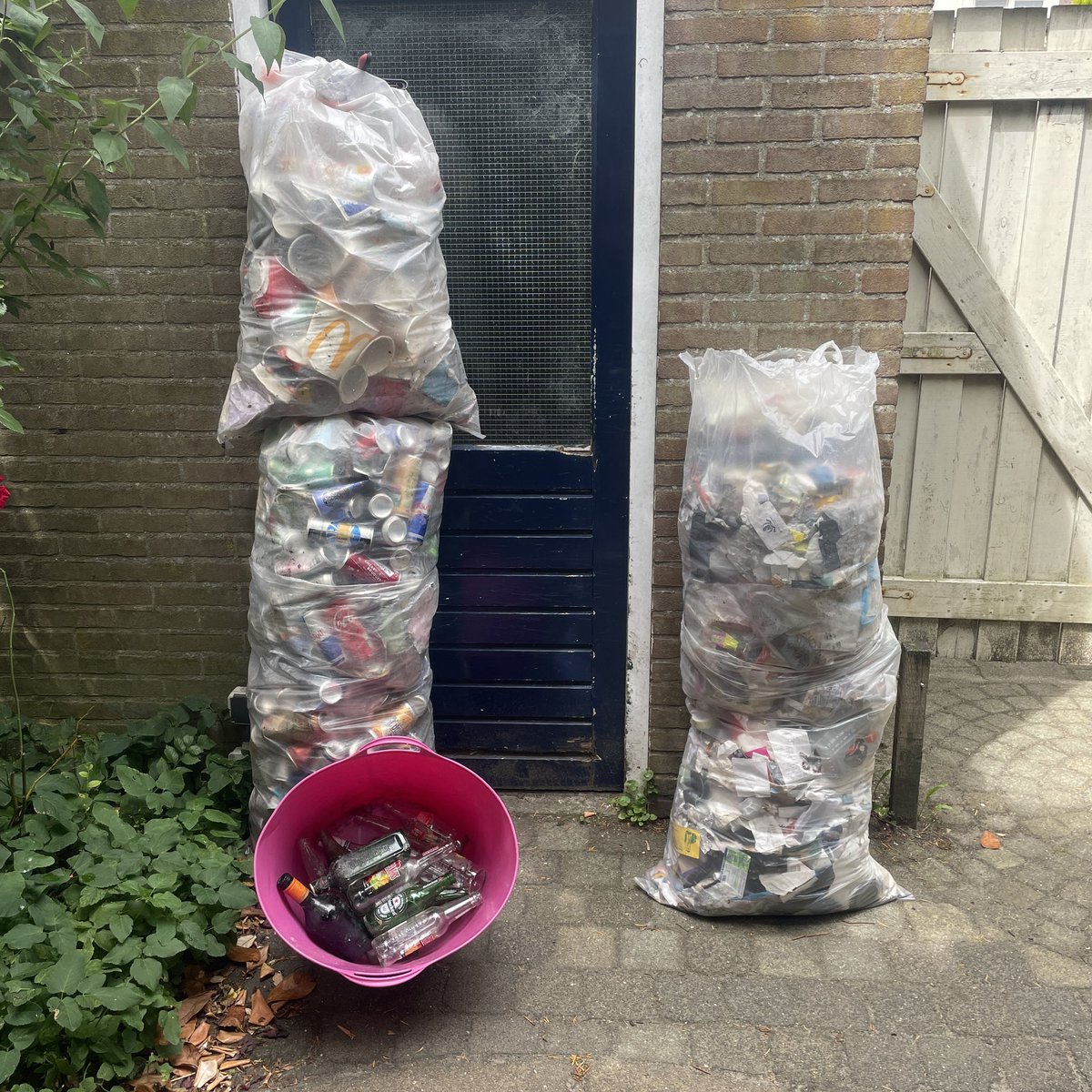 De buit van het zwerfafvalonderzoek van deze week. Links de drankverpakkingen en bekers, rechts de rest. Vergelijking met zelfde onderzoek vorig jaar juli: totaal 20% minder en  plastic flesjes 74% minder. #statiegeld werkt het best. Waarvan akte.