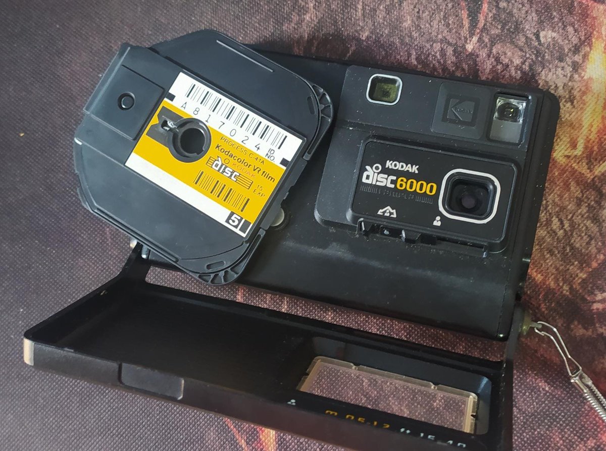 Alby_martin's tweet photo. ¡Super contento!, he conseguido una #kodak #disk en el mercadillo. ¡Con un disco dentro!. Este formato de #camara #analogica utilizaba un negativo circular en forma de disco similar al #disket de ordenador. En el disco se guardaba información de la toma, ¡LOS PRIMEROS METADATOS! https://t.co/UaCThJpbkO